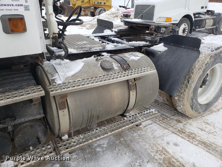 image for item DD3991 1999 Volvo VN semi truck