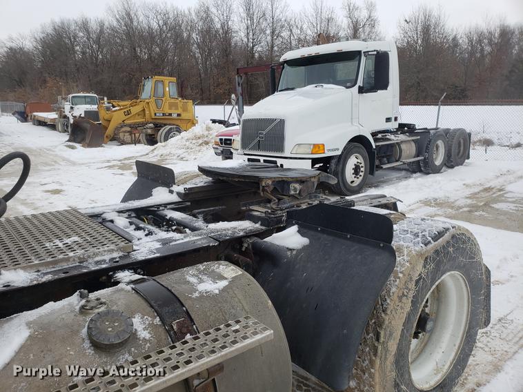 image for item DD3991 1999 Volvo VN semi truck