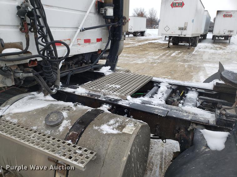 image for item DD3991 1999 Volvo VN semi truck