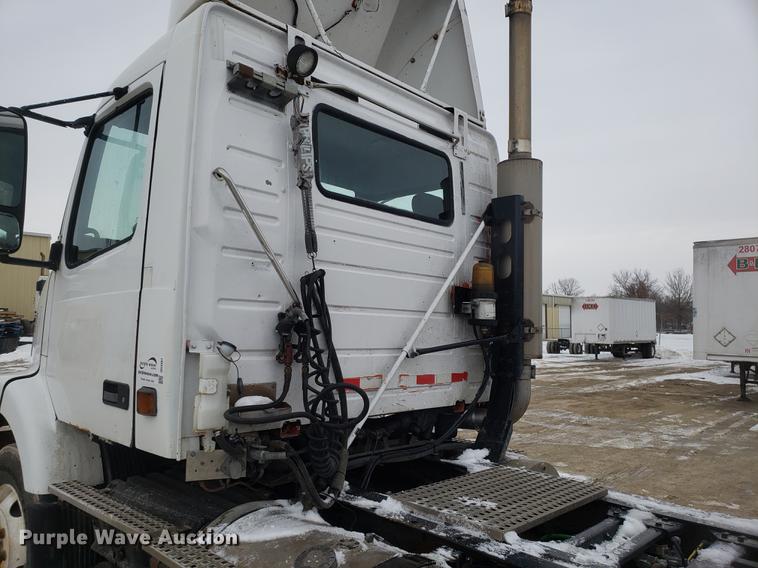 image for item DD3991 1999 Volvo VN semi truck