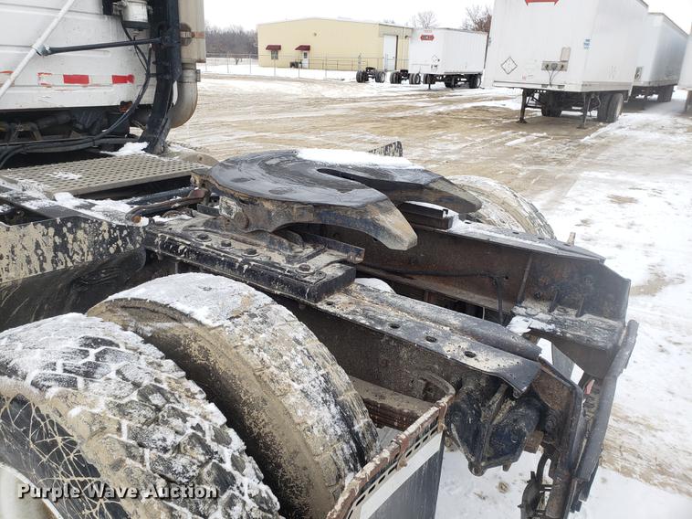 image for item DD3991 1999 Volvo VN semi truck