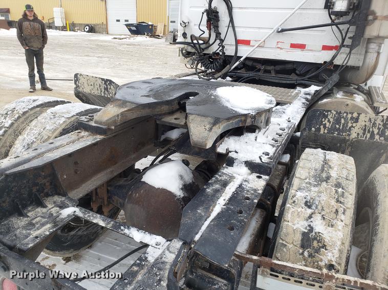 image for item DD3991 1999 Volvo VN semi truck