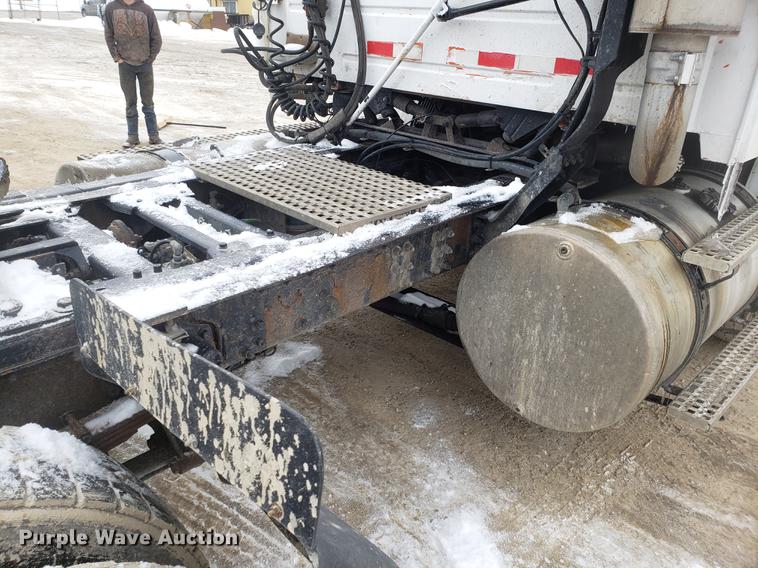 image for item DD3991 1999 Volvo VN semi truck