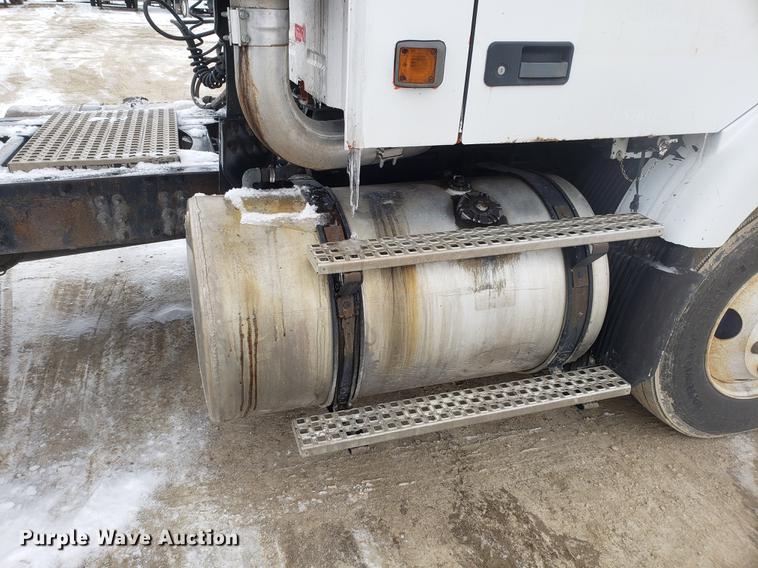 image for item DD3991 1999 Volvo VN semi truck