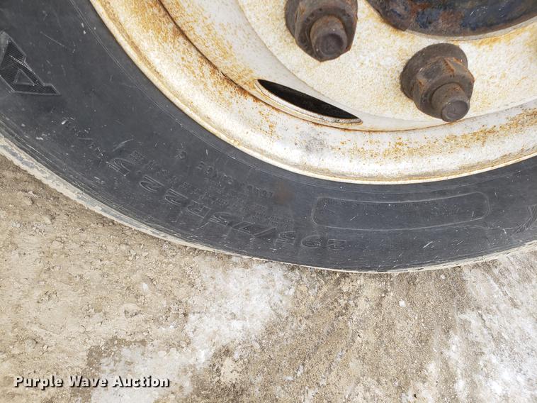 image for item DD3991 1999 Volvo VN semi truck