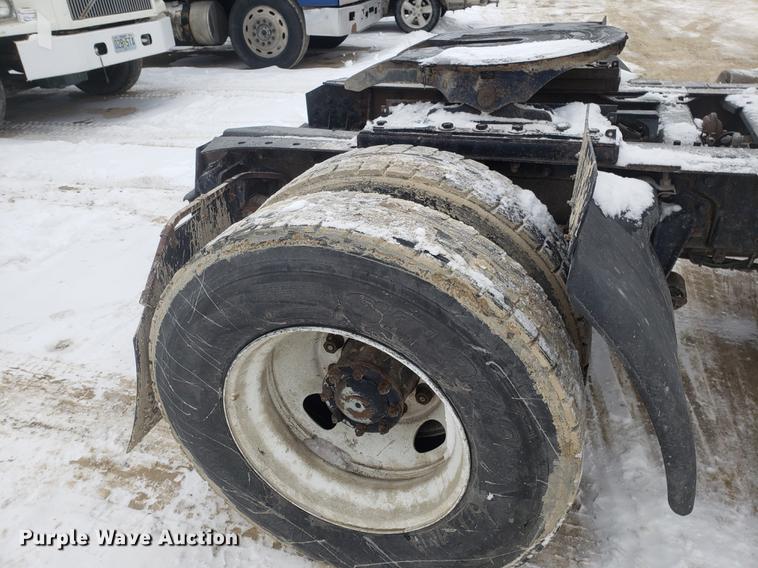 image for item DD3991 1999 Volvo VN semi truck