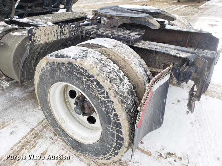 image for item DD3991 1999 Volvo VN semi truck