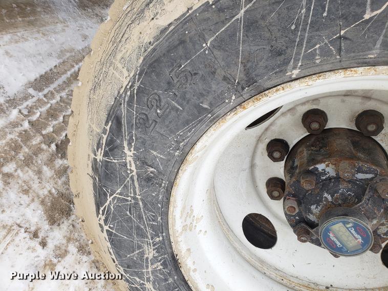 image for item DD3991 1999 Volvo VN semi truck