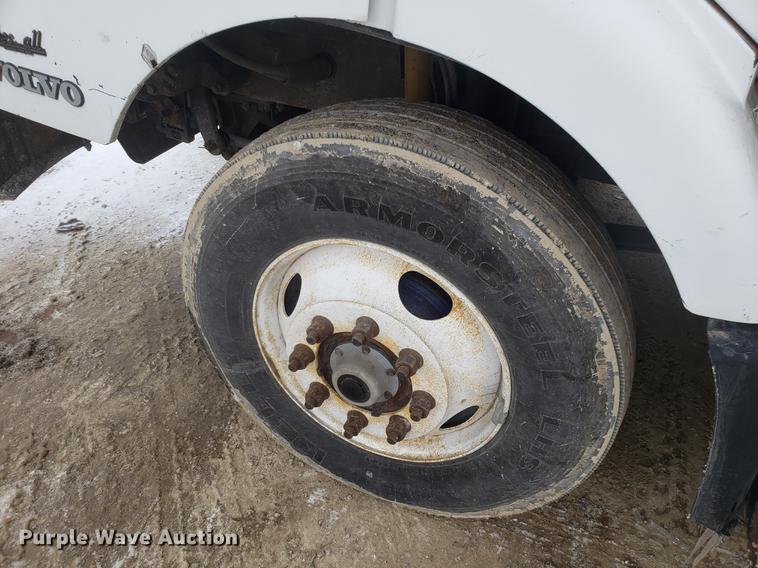 image for item DD3991 1999 Volvo VN semi truck