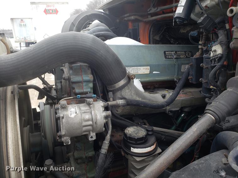 image for item DD3991 1999 Volvo VN semi truck