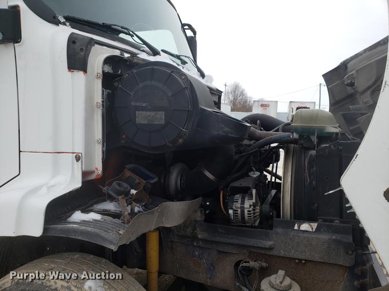 image for item DD3991 1999 Volvo VN semi truck