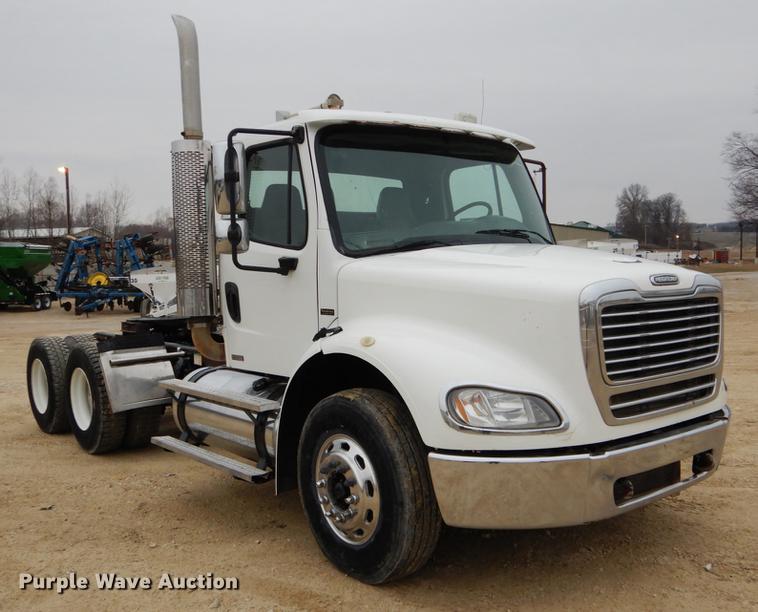 image for item DE6027 2007 Freightliner Business Class M2 semi truck