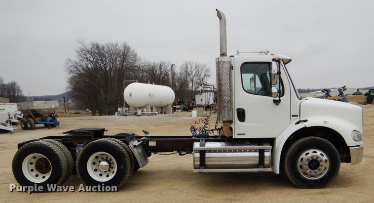 image for item DE6027 2007 Freightliner Business Class M2 semi truck