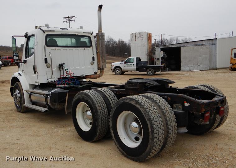 image for item DE6027 2007 Freightliner Business Class M2 semi truck