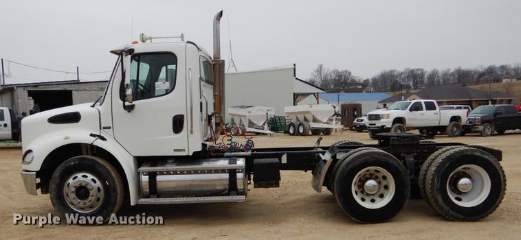 image for item DE6027 2007 Freightliner Business Class M2 semi truck