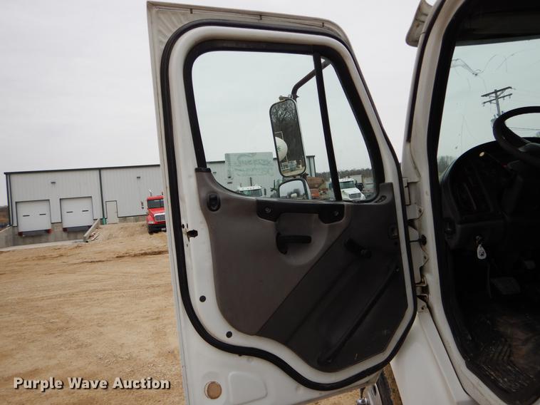 image for item DE6027 2007 Freightliner Business Class M2 semi truck