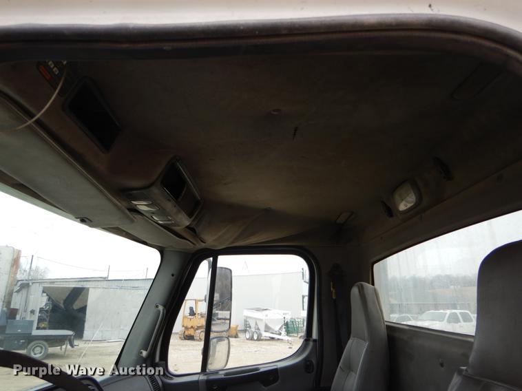 image for item DE6027 2007 Freightliner Business Class M2 semi truck