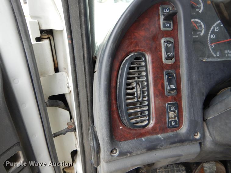 image for item DE6027 2007 Freightliner Business Class M2 semi truck