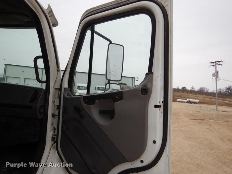 image for item DE6027 2007 Freightliner Business Class M2 semi truck