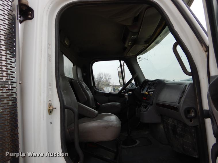 image for item DE6027 2007 Freightliner Business Class M2 semi truck
