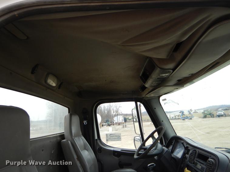 image for item DE6027 2007 Freightliner Business Class M2 semi truck