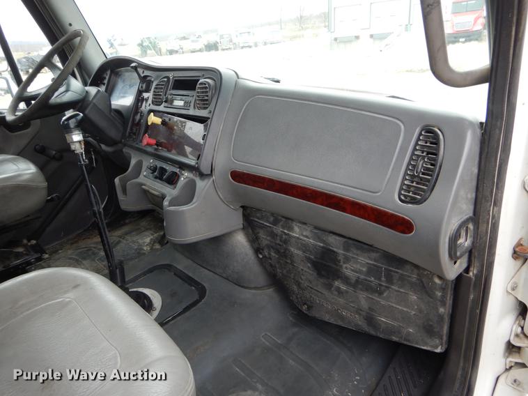 image for item DE6027 2007 Freightliner Business Class M2 semi truck