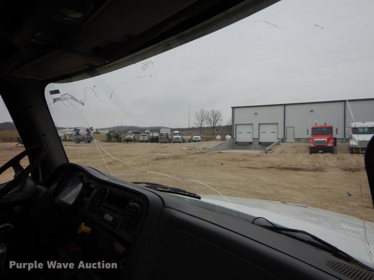 image for item DE6027 2007 Freightliner Business Class M2 semi truck