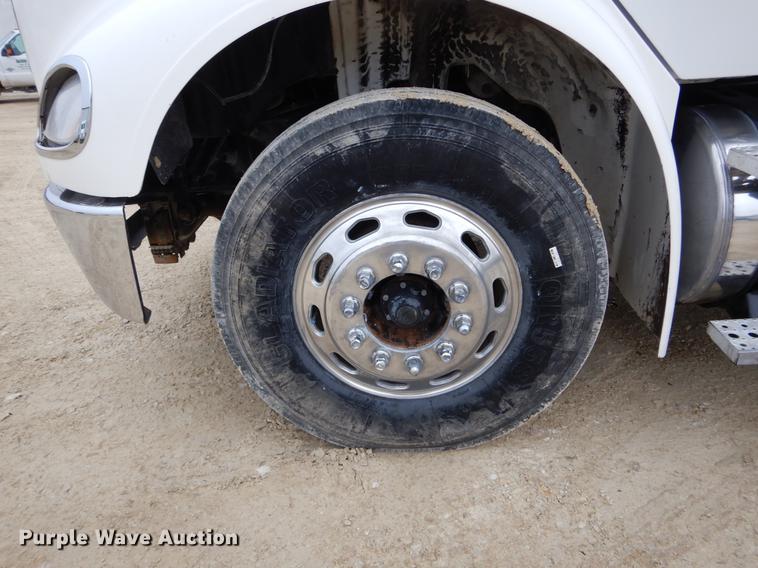 image for item DE6027 2007 Freightliner Business Class M2 semi truck