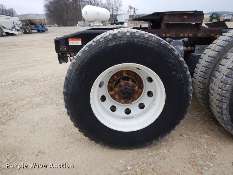 image for item DE6027 2007 Freightliner Business Class M2 semi truck