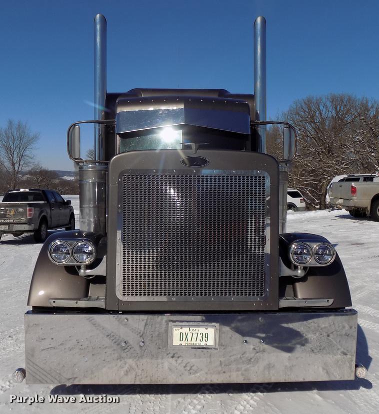 image for item DE7593 2003 Peterbilt 379 EXHD semi truck