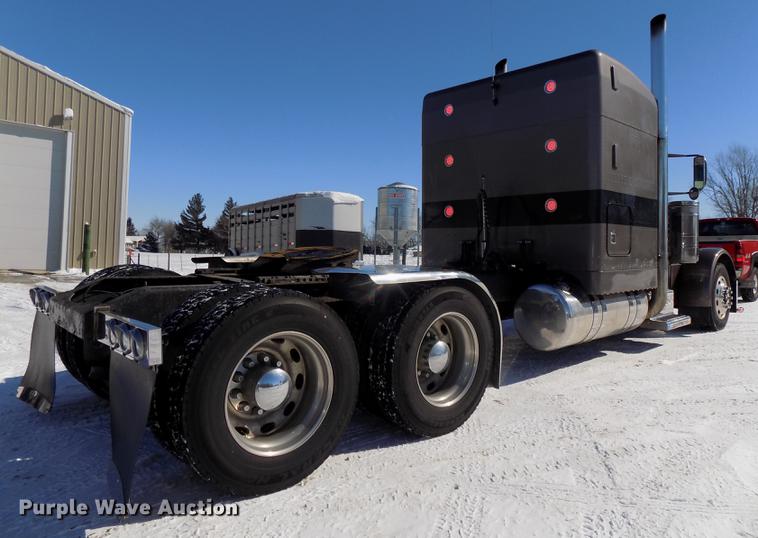image for item DE7593 2003 Peterbilt 379 EXHD semi truck