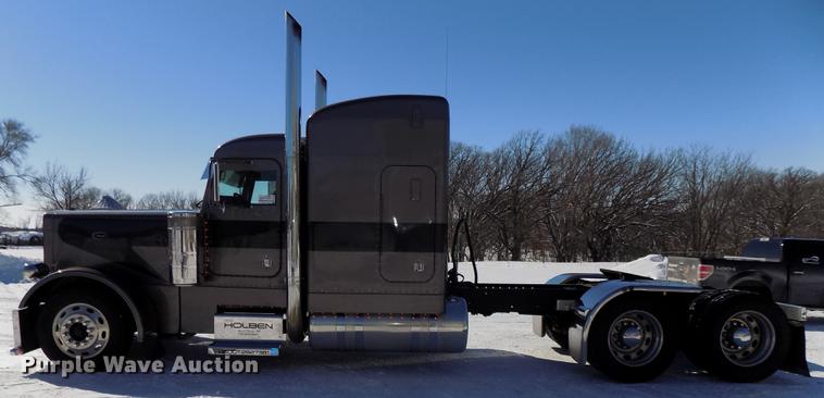 image for item DE7593 2003 Peterbilt 379 EXHD semi truck