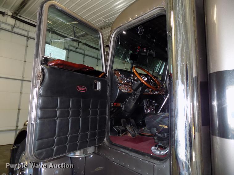 image for item DE7593 2003 Peterbilt 379 EXHD semi truck