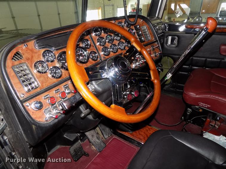 image for item DE7593 2003 Peterbilt 379 EXHD semi truck