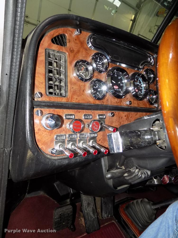 image for item DE7593 2003 Peterbilt 379 EXHD semi truck