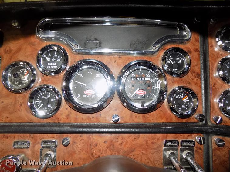 image for item DE7593 2003 Peterbilt 379 EXHD semi truck
