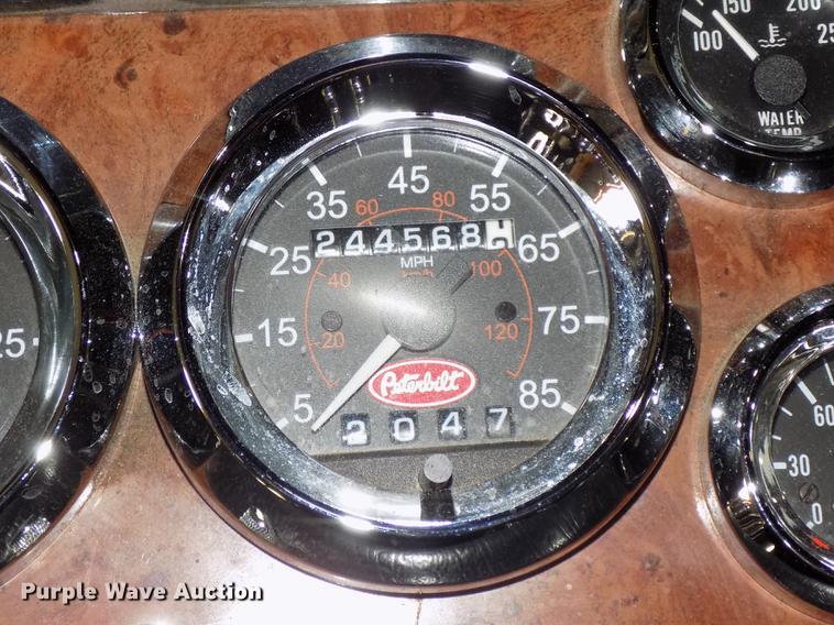 image for item DE7593 2003 Peterbilt 379 EXHD semi truck