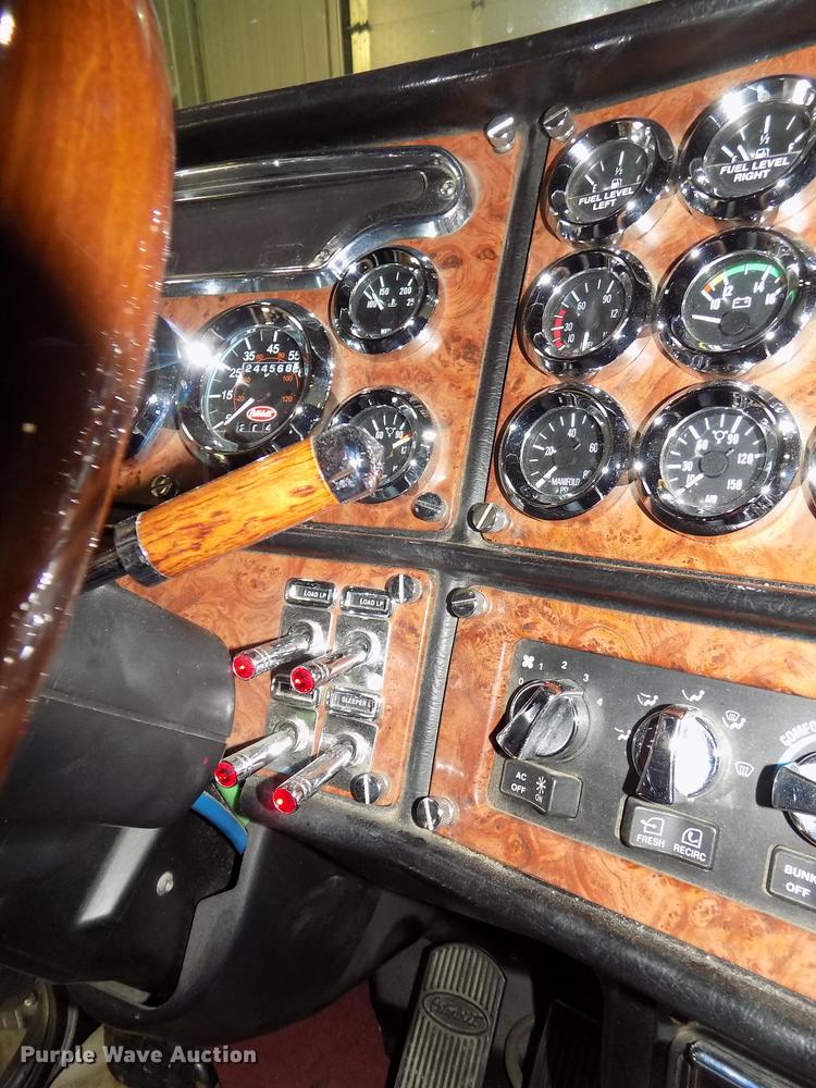 image for item DE7593 2003 Peterbilt 379 EXHD semi truck