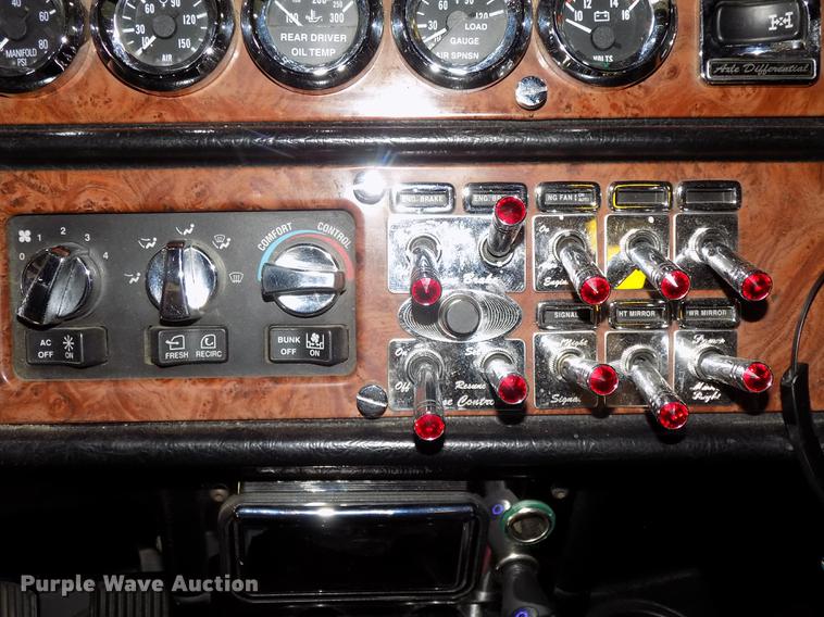 image for item DE7593 2003 Peterbilt 379 EXHD semi truck