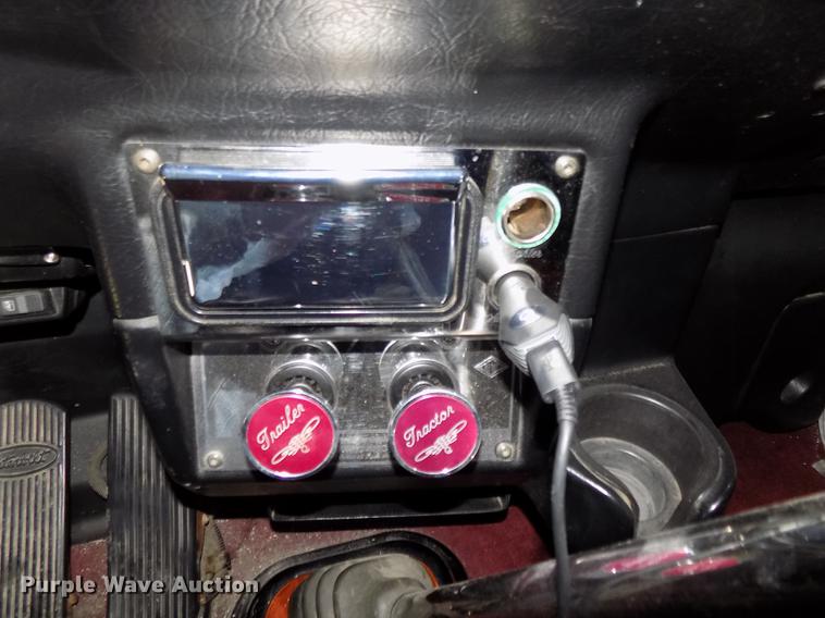 image for item DE7593 2003 Peterbilt 379 EXHD semi truck