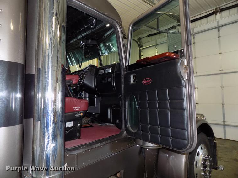 image for item DE7593 2003 Peterbilt 379 EXHD semi truck