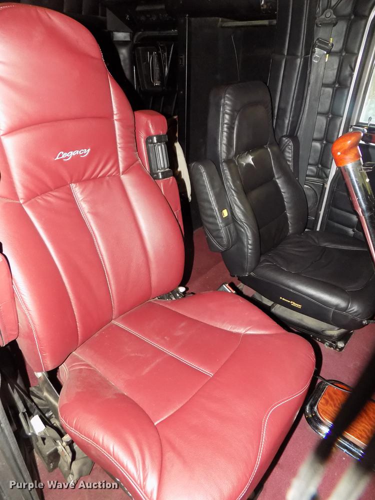 image for item DE7593 2003 Peterbilt 379 EXHD semi truck