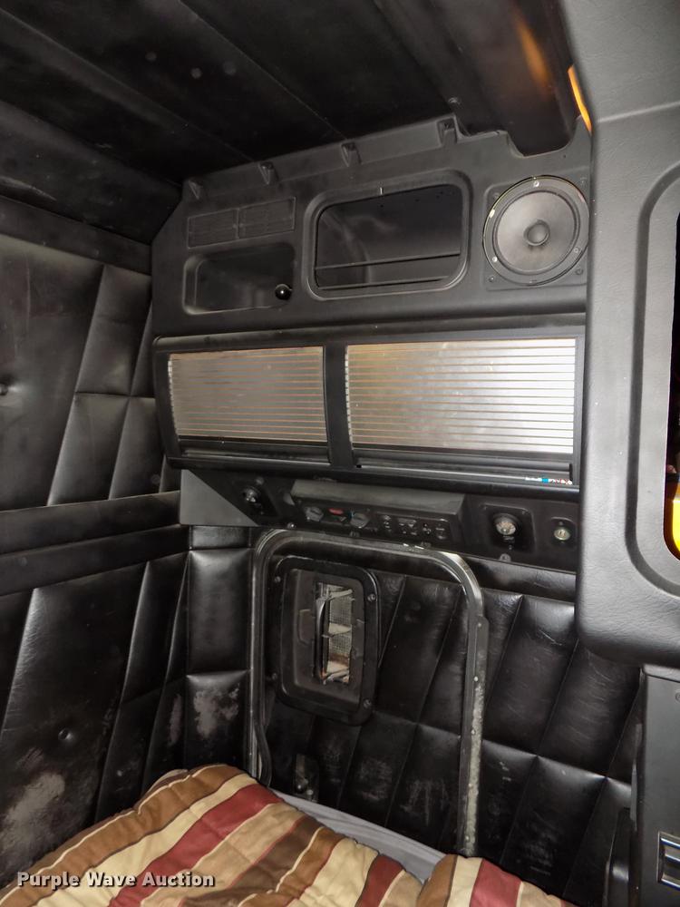 image for item DE7593 2003 Peterbilt 379 EXHD semi truck