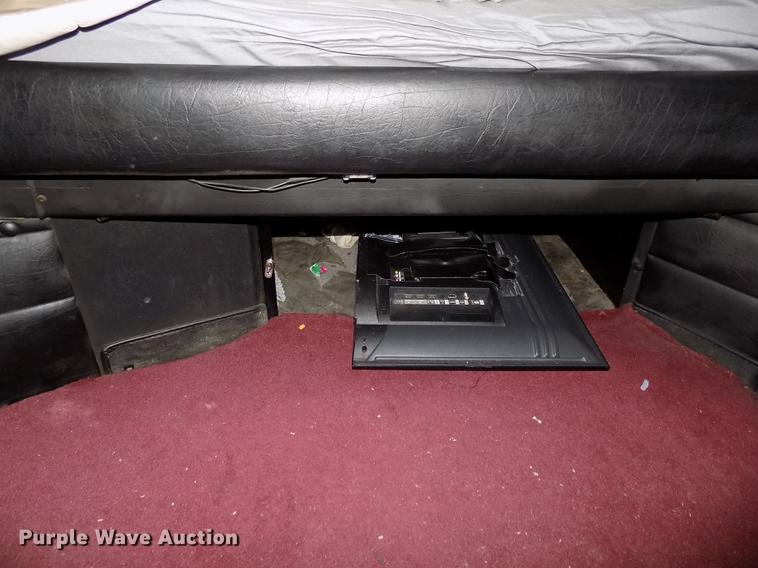 image for item DE7593 2003 Peterbilt 379 EXHD semi truck