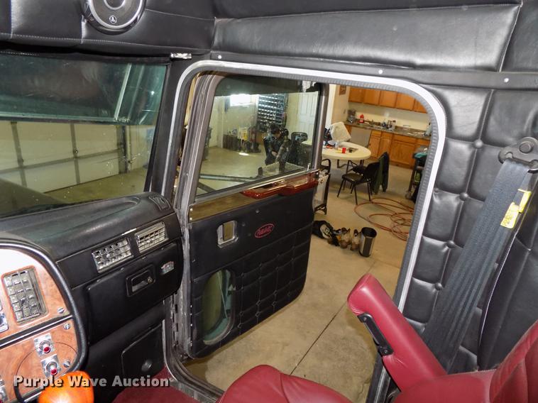 image for item DE7593 2003 Peterbilt 379 EXHD semi truck