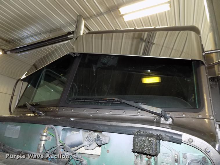 image for item DE7593 2003 Peterbilt 379 EXHD semi truck