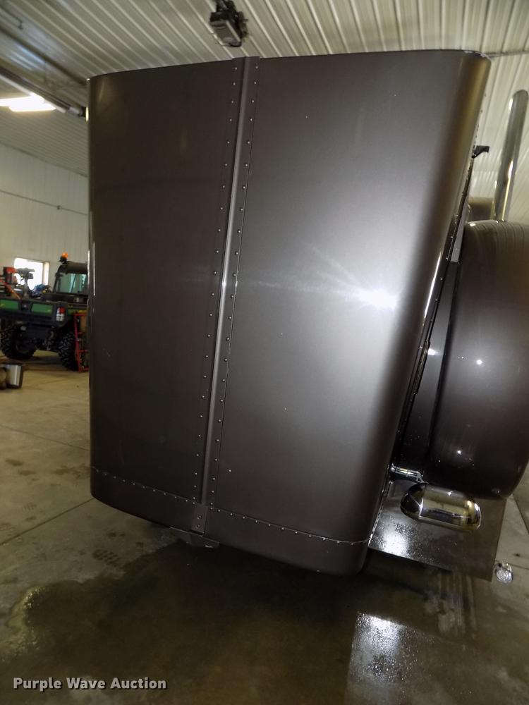 image for item DE7593 2003 Peterbilt 379 EXHD semi truck