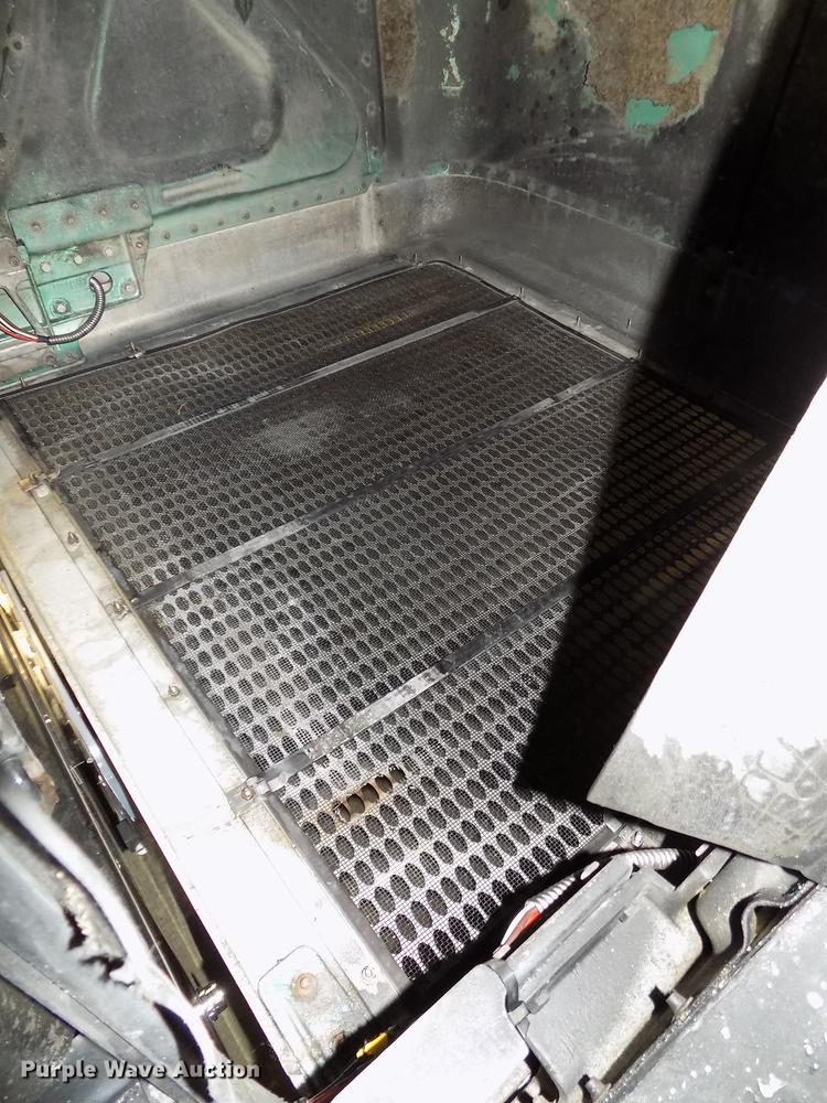 image for item DE7593 2003 Peterbilt 379 EXHD semi truck