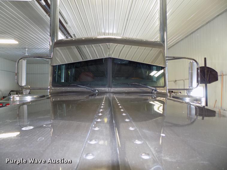 image for item DE7593 2003 Peterbilt 379 EXHD semi truck