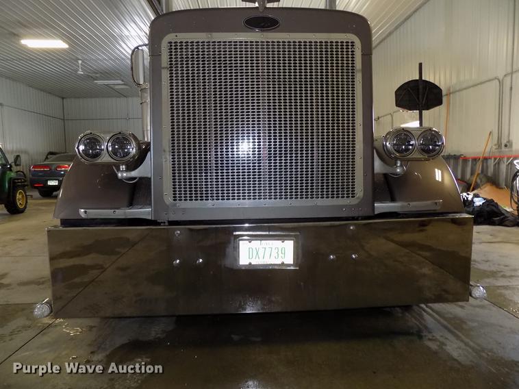 image for item DE7593 2003 Peterbilt 379 EXHD semi truck